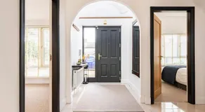 Double bedroom with private toilet and shower, easy to city center - Image 4