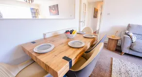 Spacious 2BR 1Bath with Free Street Parking & Close to Roath Park Landmark - Image 3
