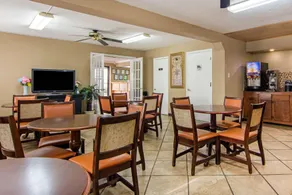Econo Lodge Madison Airport - Image 5