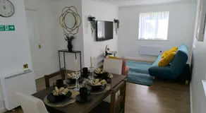 4 beds spacious Apartment, with Parking & WIFI, CHAFFORD HUNDRED, near station & shopping, long stays! - Image 3
