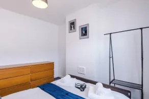 Charming 2 Bed House, Sleeps 6, Free parking, Contractors welcome - Image 5