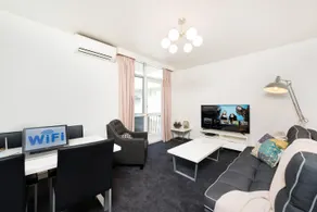 King Bed and Parking Walk to St Kilda Beach - Image 2