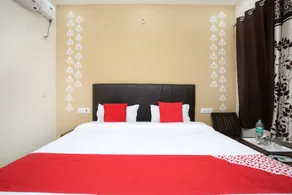 OYO 16975 Hotel Golden View - Image 2