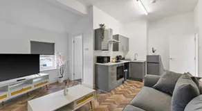 Modern 2 bedroom flat in Woolton Village - Image 2