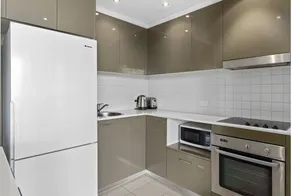 Central Lakeview Apartments - Image 2