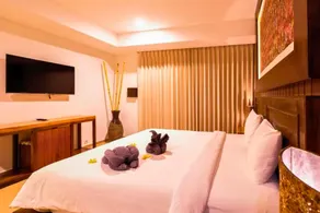 Queen Room Pool Access with 1 BR AN121A - Image 5