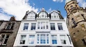 Stylish 3-Bed Apartment in the Heritage Quarter - Image 5