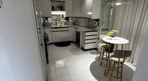 Cheerful 4 bedroom bungalow with indoor fireplace - Image 4