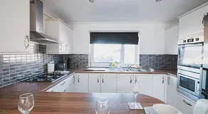 Modern 3BR Flat with Parking - Image 5