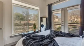 RiverWalk PentHouse Oasis w/Free Parking Gym Pool - Image 2