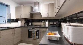 D'Luxe 3 - 5 beds En-suite Home in London - Image 5