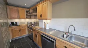 Beautiful City Centre Townhouse with parking - Image 3
