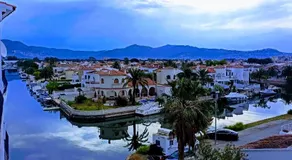 Modern apartment with canal views in Empuriabrava - Terrace & WiFi - Image 3
