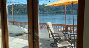 Lakefront with private beach - Image 3