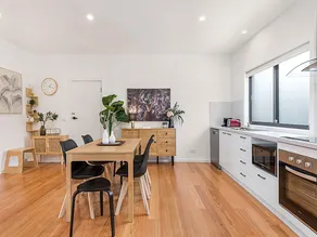 Gorgeous 3-Bed House with Spacious Shared Backyard - Image 4