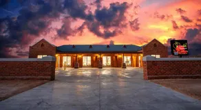 Red Waratah Accommodation - Image 4