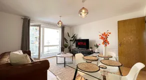 Beautiful Hatfield 2 Bedroom Apartment FREE Gated Parking - Modern Stylish - Business Park, Hertforshire University, St Albans, Welwyn Garden City, Luton Airport, Harry Potter Studio Tour - Image 2