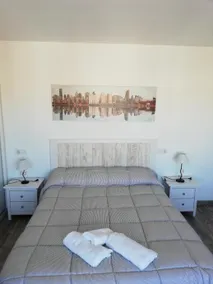 Beach Suite, city & mountain view - Image 4