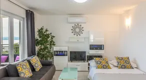 Apartments Jure Sea View Makarska - Image 2