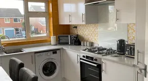Spacious 2 Bed Village Flat sleeps 4/6 - Image 4