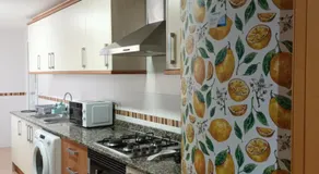 Piso de 3 dormitorios con aire acondicionado y parking - Image 3