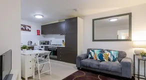2 Bedroom Large First Floor Apartment with FREE Parking - Image 2