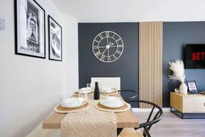 Stylish House - Close to City Centre and Luton Airport - Free Parking, Super-Fast Wifi, Garden and Smart TV with Netflix by Yoko Property - Image 5