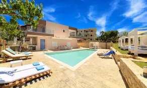 Allas Villa Heated Pool - Image 4
