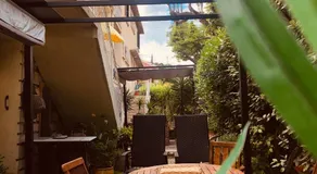 Votre séjour à Sanary DANS BAS DE VILLA avec 1 terrasse végétalisée et abritée exposition Est Sud Ouest à 400m du Centre ville en zone piétonne où tout peut se faire à pied - Image 2