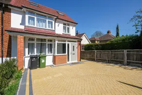 Stylish 5-Bed Surrey Home, Garden and Free Parking - Image 3