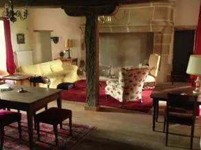 Slot i Le Veurdre tæt på skov og flod - Image 3