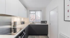Ascot Racecourse Apartment - Free Parking - By Tempstay - Image 4