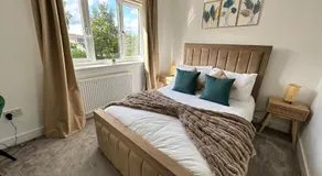 Elite 3 bedroom family house with free parking - Image 2