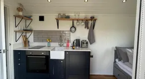 Luxury Shepherds Hut - The Sweet Pea by the lake - Image 5