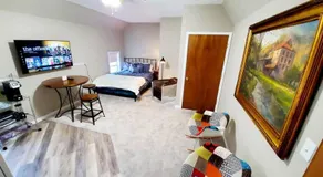 Walkable Cozy Downtown Studio, FREE Bikes to use - Image 2