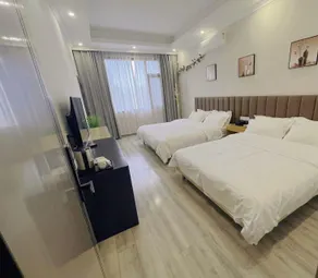 Chunxi Holiday Hotel - Image 2
