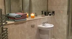 A double room in a great location - Image 5