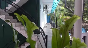 Shady transit hotel - Image 5