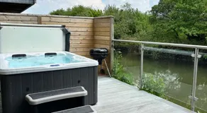 Waveside-Waterside with hot tubResort PoolGym - Image 4