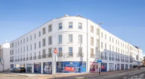 Elliot Oliver - Luxury Three Bedroom Town Centre Apartment With Parking - Image 4