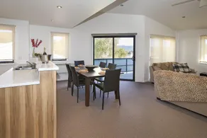 Northview 2 - Modern 2BR Townhouse l Lake View l Central Location l Spa Bath l WiFi - Image 3