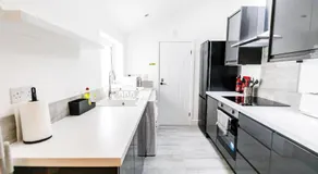 Spacious 5 Bedroom House - Perfect for Contractors - Image 3