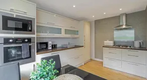 Free Parking | 3 Bedrooms | Sleeps 7 | Airport - Image 3