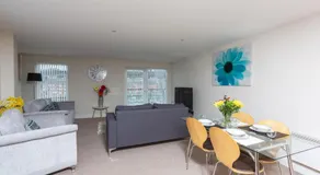 Marina View Apartment - Image 2