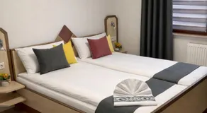 Private Zimmer mit eigenem Bad Fernseher und Schreibtisch - Image 2