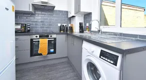 Lily House by YourStays - Cosy 3 Bedroom House in Crewe - Image 2