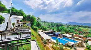 RedDoorz at Rosa Glamping And Pool Ciparay - Image 2