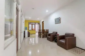 Aimer Guest House Syariah Mitra RedDoorz - Image 4
