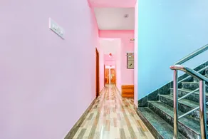 OYO Flagship Golden Leaf - Image 5