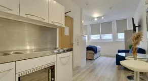 Aylward Studio Close to Gunwharf Quays - Image 3